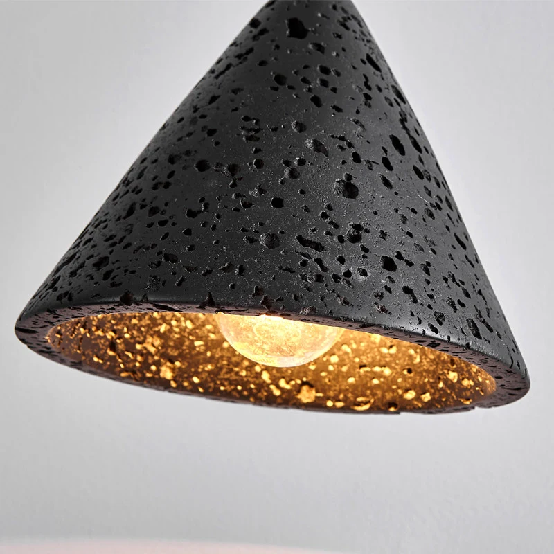 Detailweergave van de binnenkant van de kegelvormige lampenkap en de poreuze rand.
